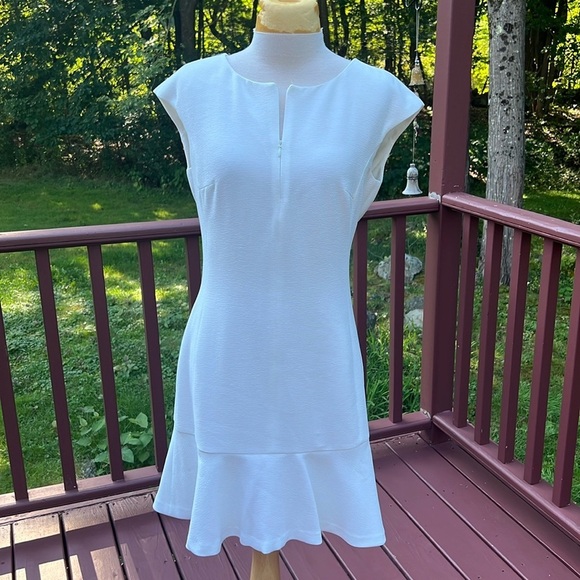 Club Monaco Dresses & Skirts - New! Club Monaco SZ 6, off white /blanc wikendah dress.